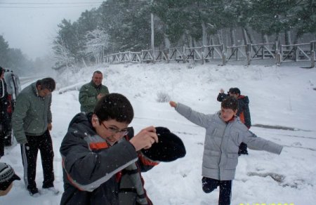 Öğrenciler Kazdağları'nda karda stres attı