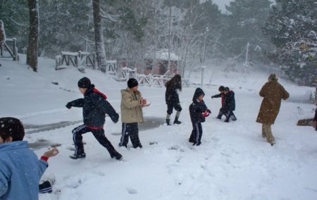 Öğrenciler Kazdağları'nda karda stres attı