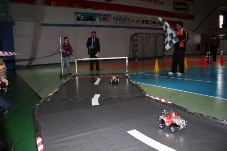 Öğrenciler Kumandalı Arabalarını Yarıştırdı