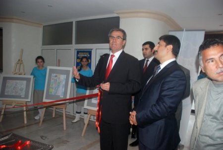 Öğrenciler öğretmenlerini tuvale yansıttı