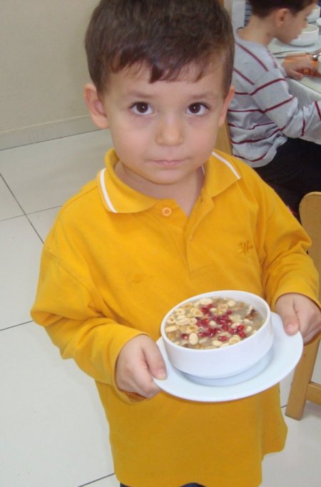 Öğrenciler öğretmenleriyle aşure yaptı