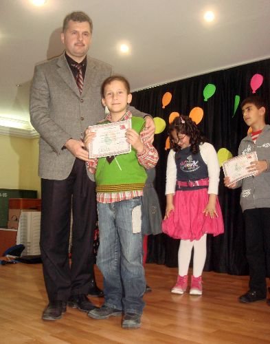 Öğrenciler Okudukları Şiirlerle Anne Ve Babalarını Duygulandırdı