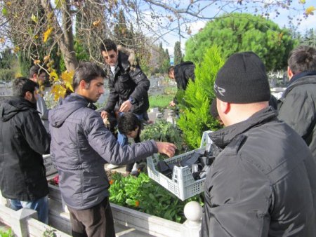 Öğrenciler 'Okul adam'ın kabrini ziyaret etti