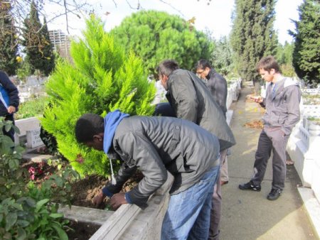 Öğrenciler 'Okul adam'ın kabrini ziyaret etti