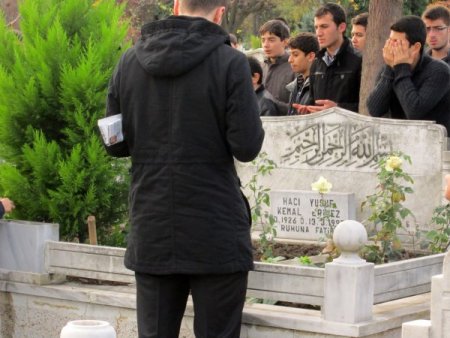 Öğrenciler 'Okul adam'ın kabrini ziyaret etti