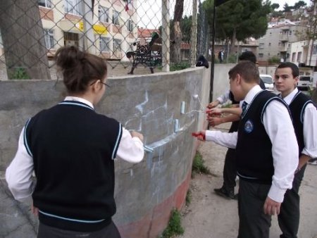 Öğrenciler Okul Duvarlarını Resimlerle Süslüyor