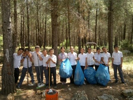 Öğrenciler ormanda temizlik yaptı