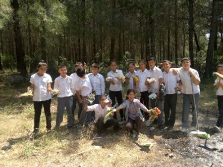 Öğrenciler ormanda temizlik yaptı