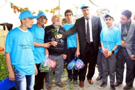 Öğrenciler pazarda alışveriş yapan yaşlılara yardım ediyor