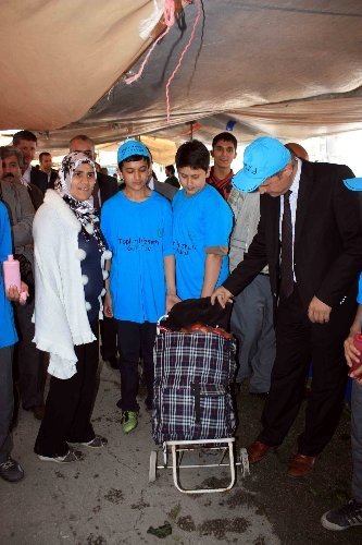 Öğrenciler pazarda alışveriş yapan yaşlılara yardım ediyor