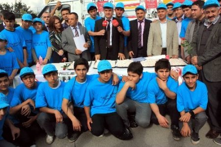 Öğrenciler pazarda alışveriş yapan yaşlılara yardım ediyor