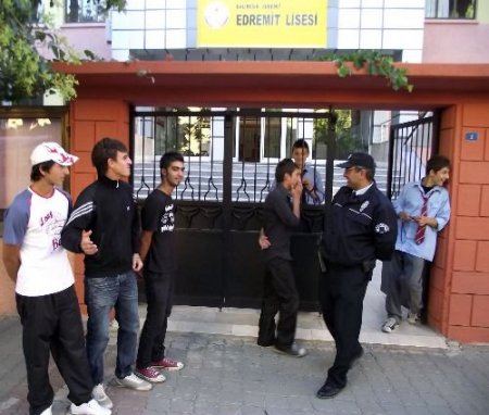 Öğrenciler Polis Ve Sivil Toplum Kuruluşları Tarafından Korunuyor