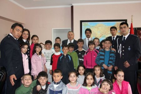 Öğrenciler Polislerin Bahçesine Fidan Dikti