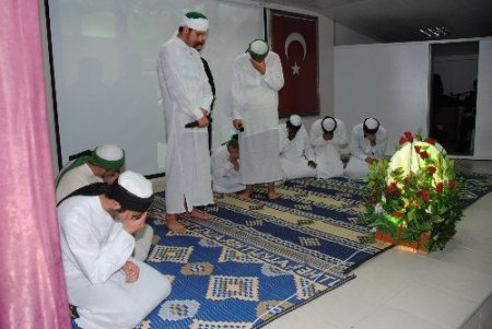 Öğrenciler sahneledikleri oyunla Güllerin Efendisi'ne sevgilerini sundular