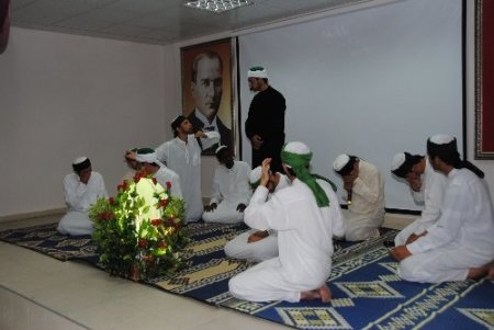 Öğrenciler sahneledikleri oyunla Güllerin Efendisi'ne sevgilerini sundular