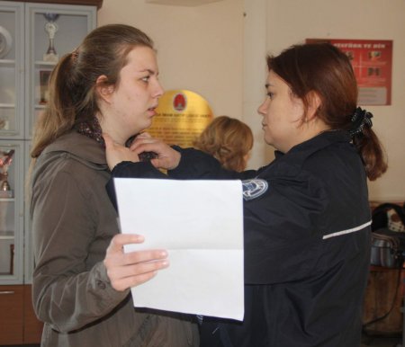 Öğrenciler salonlarda terledi, veliler bahçede dua etti