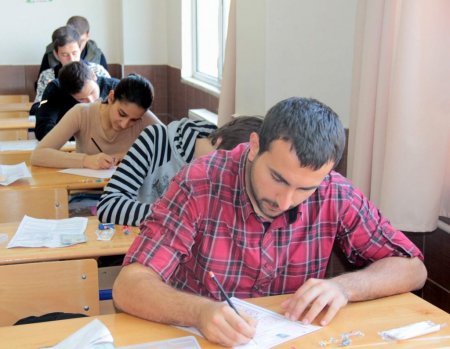 Öğrenciler salonlarda terledi, veliler bahçede dua etti