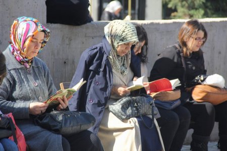 Öğrenciler salonlarda terledi, veliler bahçede dua etti