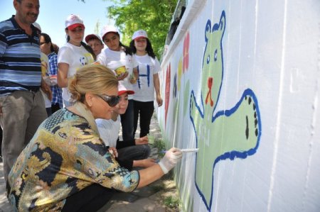 Öğrenciler Şenlikle Okul Duvarlarını Boyadı