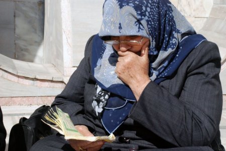 Öğrenciler sınava girdi, veliler dışarıda dua etti