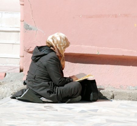 Öğrenciler sınava girdi, veliler dışarıda dua etti