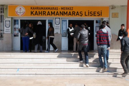 Öğrenciler sınava girdi, veliler dışarıda dua etti