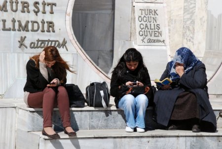 Öğrenciler sınava girdi, veliler dışarıda dua etti