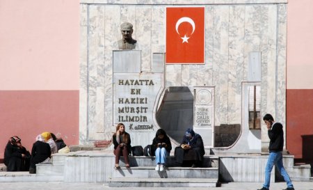 Öğrenciler sınava girdi, veliler dışarıda dua etti