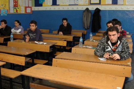 Öğrenciler Sınavda, Aileleri Dışarıda Ter Döktü