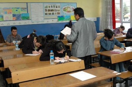 Öğrenciler Sınavda, Aileleri Dışarıda Ter Döktü