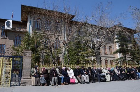 Öğrenciler sınavda, veliler okul önlerinde ter döktü