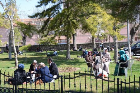 Öğrenciler sınavda, veliler okul önlerinde ter döktü