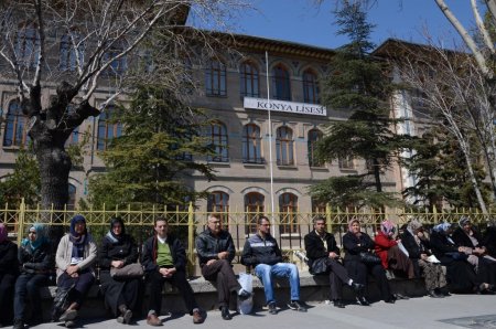 Öğrenciler sınavda, veliler okul önlerinde ter döktü