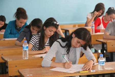 Öğrenciler Sınıflarda, Veliler Okul Bahçesinde Terledi