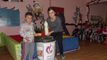 Öğrenciler süt ödülüyle israf etmemeyi öğreniyor