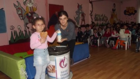 Öğrenciler süt ödülüyle israf etmemeyi öğreniyor