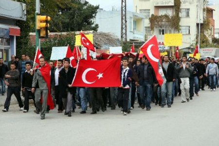 Öğrenciler Terör Örgütü Pkk'yı Protesto Etti