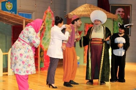 Öğrenciler tiyatro gösterisi ile aşının acıtmadığını öğrenip isteyerek aşı oldu