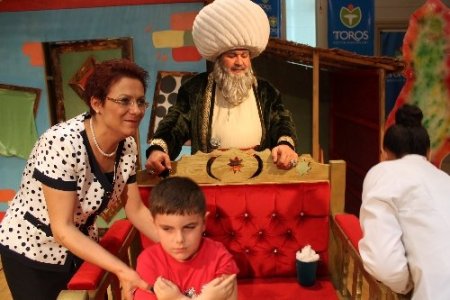 Öğrenciler tiyatro gösterisi ile aşının acıtmadığını öğrenip isteyerek aşı oldu