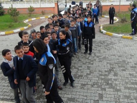 Öğrenciler tiyatro ile tanıştı