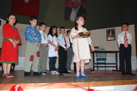 Öğrenciler Tiyatro Oyunu Geliriyle Sınıflarına Bilgisayar Aldı
