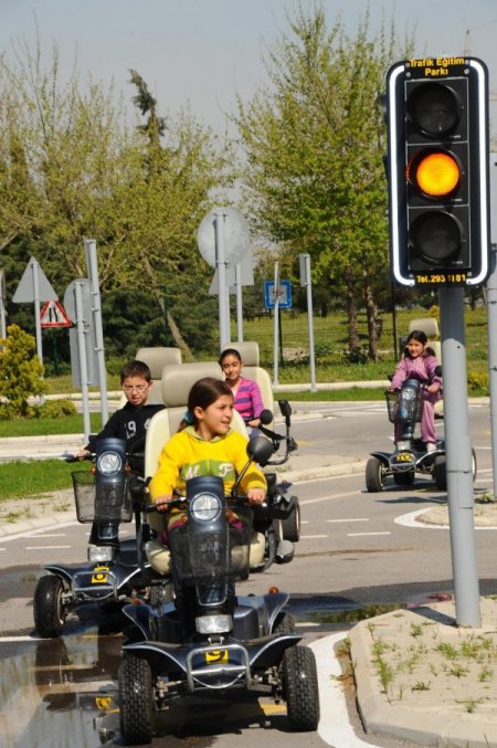 Öğrenciler Trafikte Saygıyı Trafik Parkında Öğreniyor