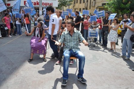 Öğrenciler Ulaşım Zammını Alışveriş Arabasıyla Protesto Etti