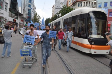 Öğrenciler Ulaşım Zammını Alışveriş Arabasıyla Protesto Etti