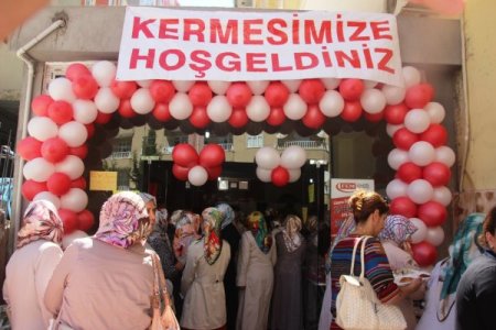 Öğrenciler yararına kermese vatandaşlardan büyük ilgi