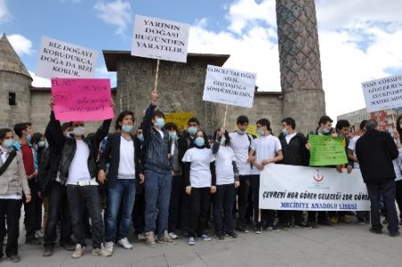 Öğrencilerden anlamlı mesaj: Çevreyi hor gören, geleceği zor görür