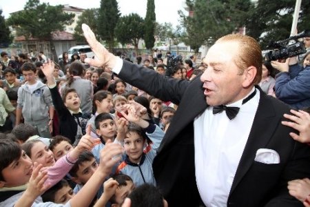 Öğrencilerden Atatürk'e benzeyen tiyatro sanatçısına yoğun ilgi