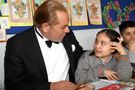 Öğrencilerden Atatürk'e benzeyen tiyatro sanatçısına yoğun ilgi