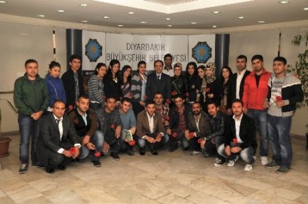 Öğrencilerden Baydemir'e anlamlı ziyaret