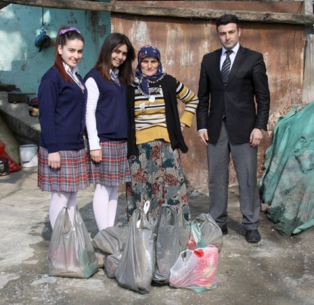 Öğrencilerden Fakir Aileye Bir Aylık Gıda Yardımı